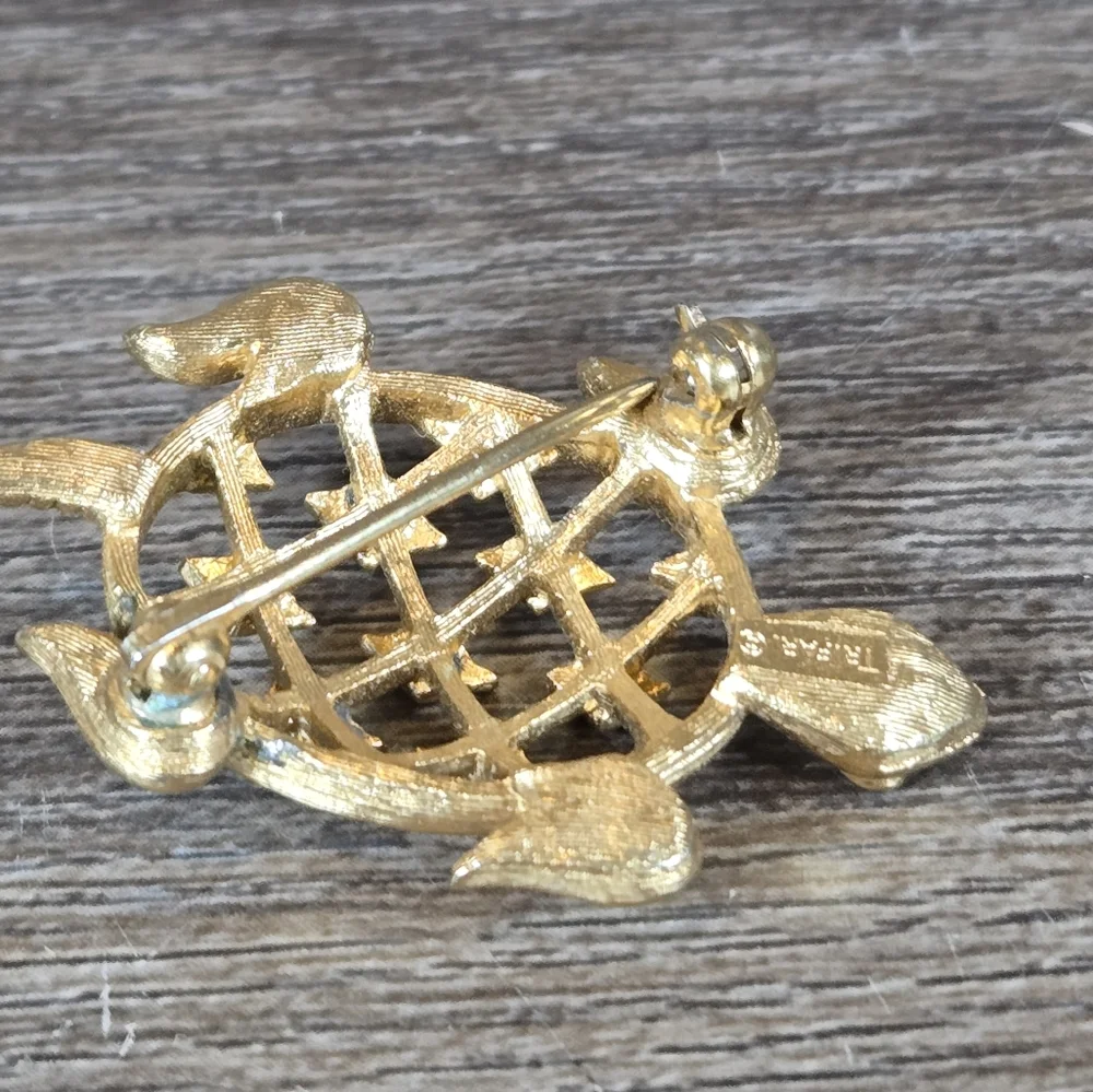 Vintage Estate Trifari Turtle Brooch Pin Gold Tone Latice Pattern Shell Retro - Picture 2 of 10